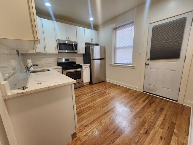 Building Photo - Spacious 2bed/1bath With Vintage Touches and Updated Kitchen