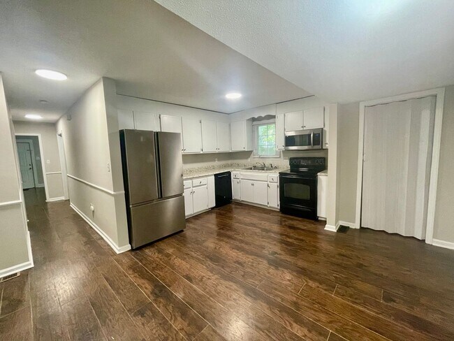Building Photo - 216 W Lee Ave