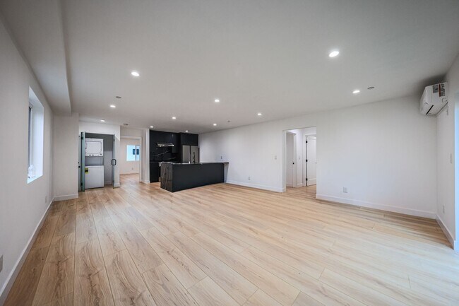 Building Photo - 1525 S Carmelina Ave