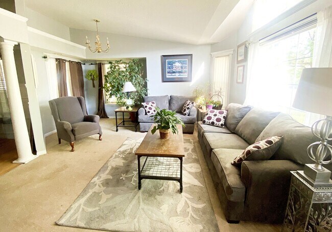 Building Photo - Stunning 4 Bedroom Home in Cliffside Commu...