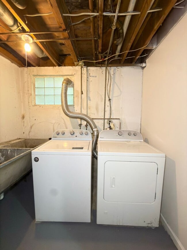 Building Photo - Newly Renovated Move-In Ready 3 Bed, 3 Bath Home!