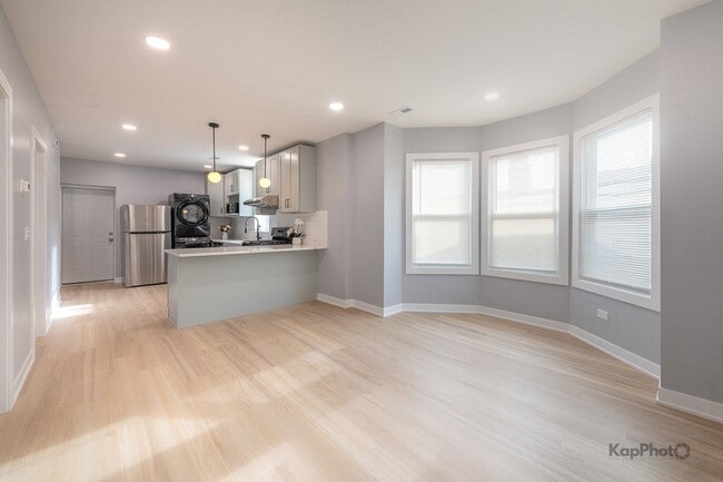 Building Photo - 2821 S Emerald Ave