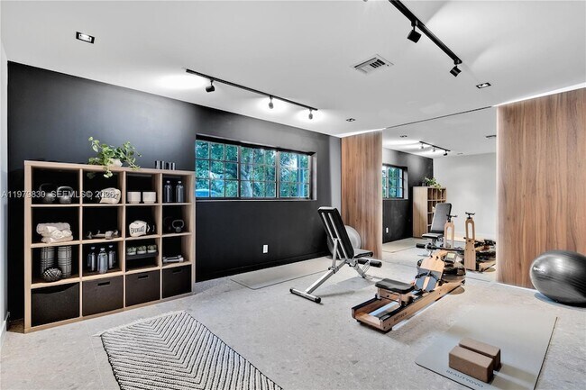 Building Photo - 2500 Bayview Dr