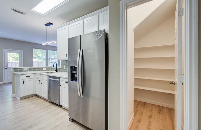 Building Photo - 17230 Oakwood Chase Dr