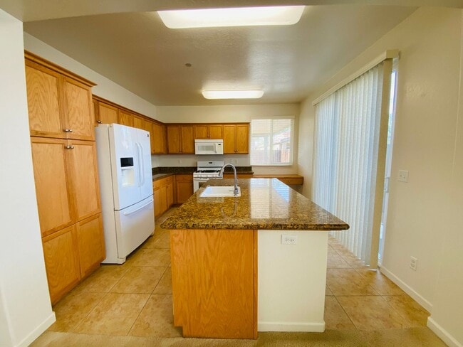 Building Photo - $2,250 International & Chestnut 3 Bed - N....