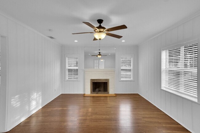 Building Photo - Bluebonnet Circle Charmer