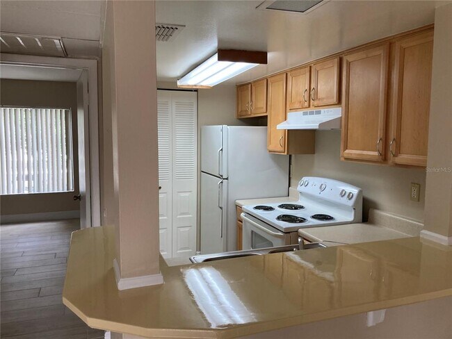 Building Photo - 3840 N Lake Dr