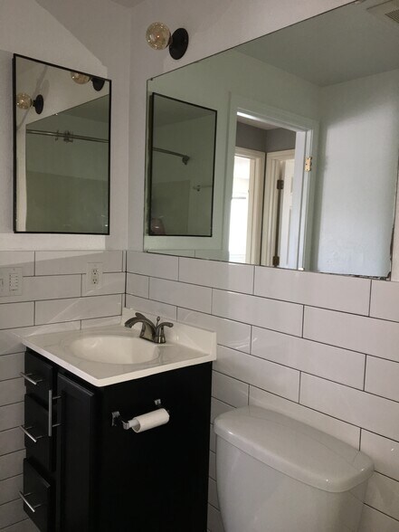 Building Photo - 4925 SE 71st Ave