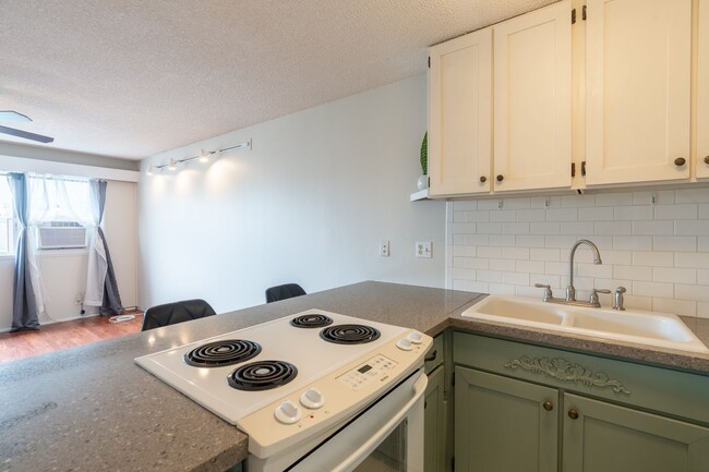 Building Photo - 2 bedroom / 1 1/2 bath / 2 parking condo i...