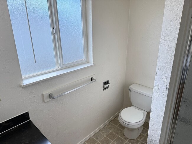 Building Photo - Updated 2 bedroom, 1 bath with garage!