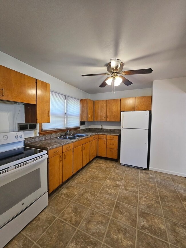 Building Photo - 3 BD | 1 BA | HOUSE | ATTACHED GARAGE | SO...