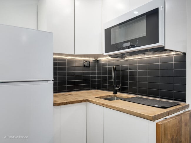 Building Photo - 21 W Goethe St