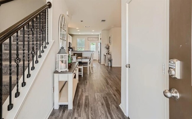 Building Photo - 301 La Dera Dr