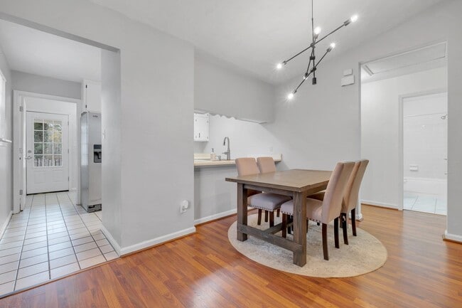 Building Photo - 2424 Ian Dr