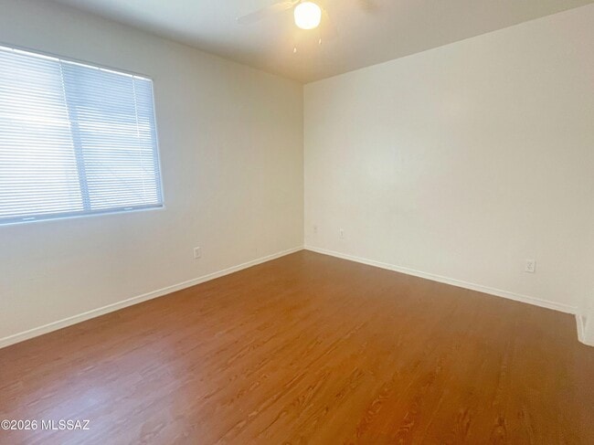 Building Photo - 410 E Linden St
