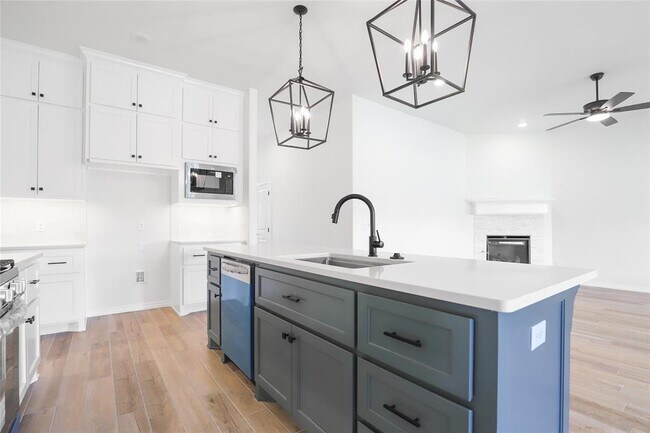 Building Photo - 8201 Mountain Oak Dr