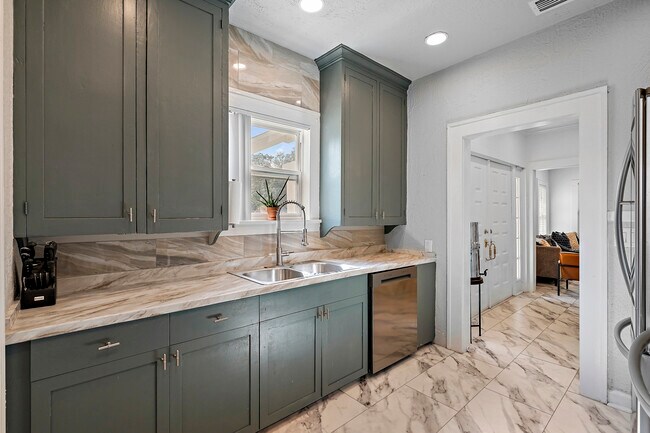 Building Photo - 2560 4th Ave S