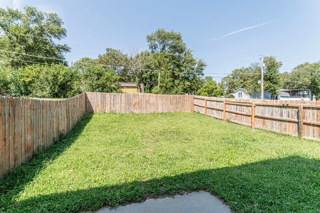 Building Photo - Newly updated townhome!