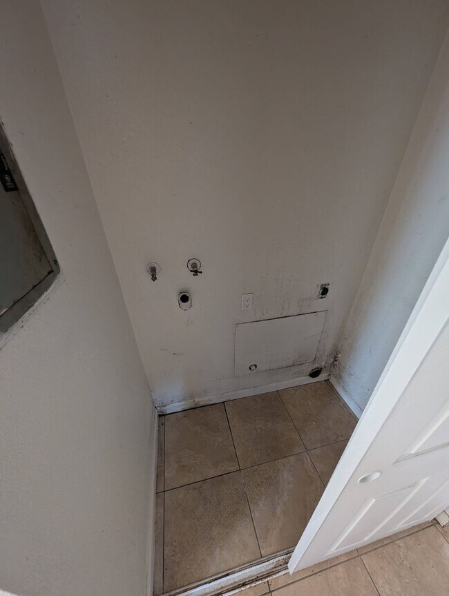 Building Photo - Beautiful Air Conditioned Condo! MUST SEE! 2bed & 1bath