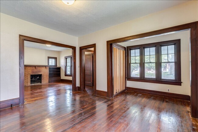 Building Photo - 321 Chautauqua