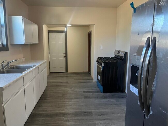 Building Photo - 1027 S Chicago Ave