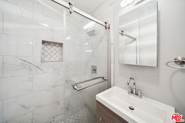 Building Photo - 326 Serrano Ave