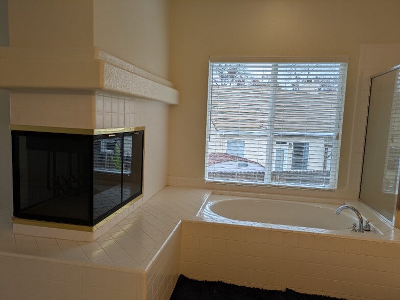 Building Photo - 105 Donegan Ct