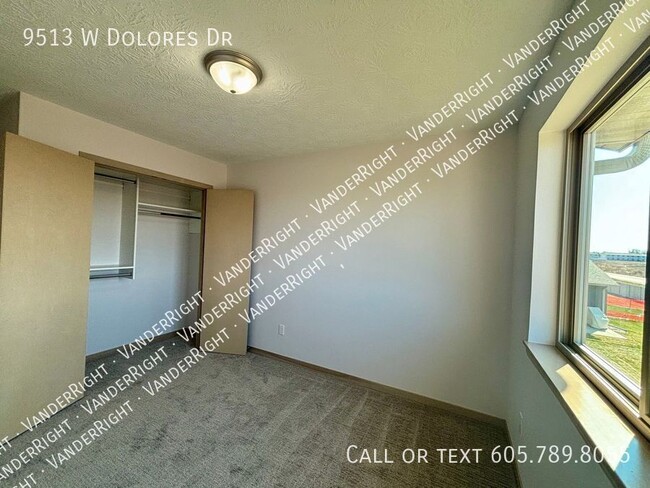 Building Photo - 9513 W Dolores Dr