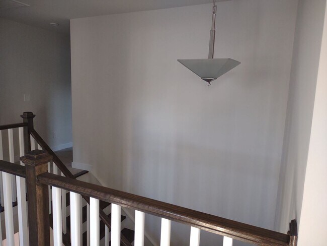 Building Photo - Superlative 6 Bedroom, 5 Bathroom Home in an Upscale Community!