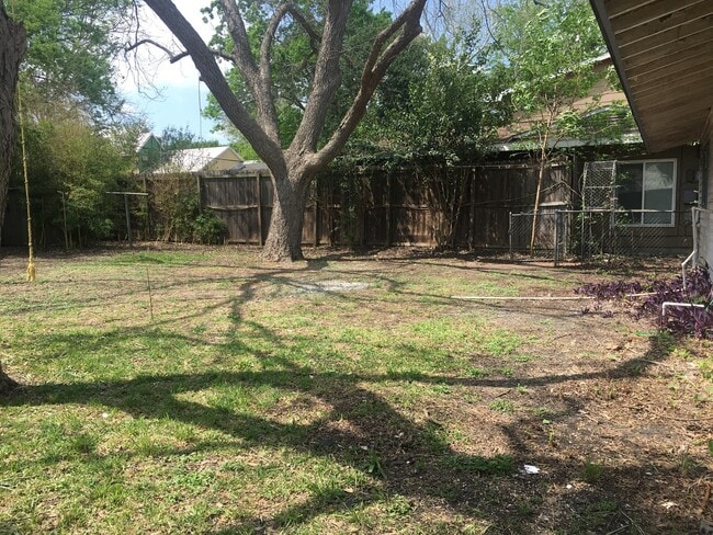 Building Photo - BUNGALOW CLOSE TO ZOLKER PARK