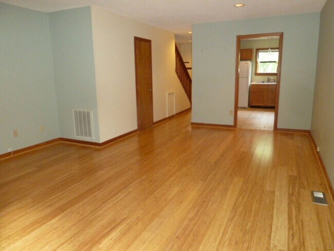 Building Photo - Lovely, updated 2br in Weatherhill. Great location & Carrboro charm!