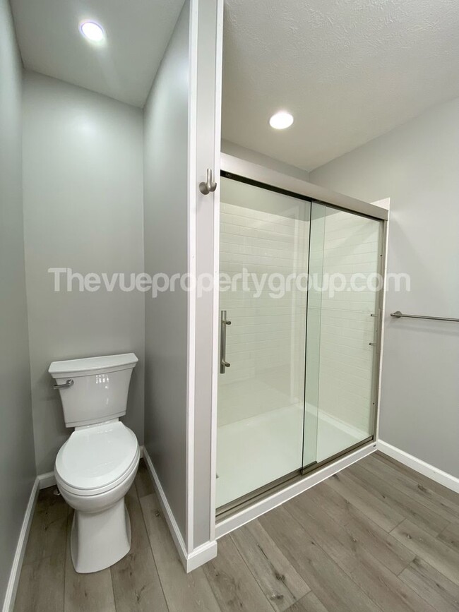 Building Photo - Fully Remodeled 2 bedroom Beauty with Spac...