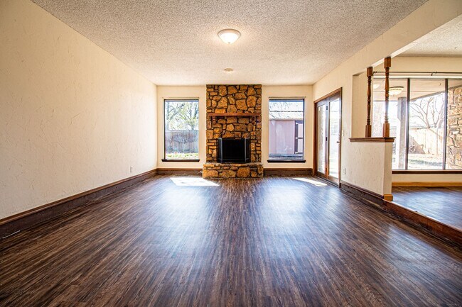 Building Photo - 3 Bed 1.5 Bath in Carl Albert School District
