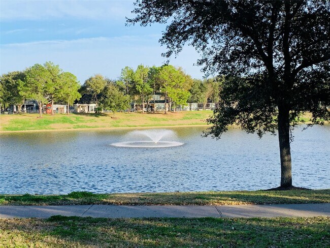 Building Photo - 8846 Gas Light Village Dr