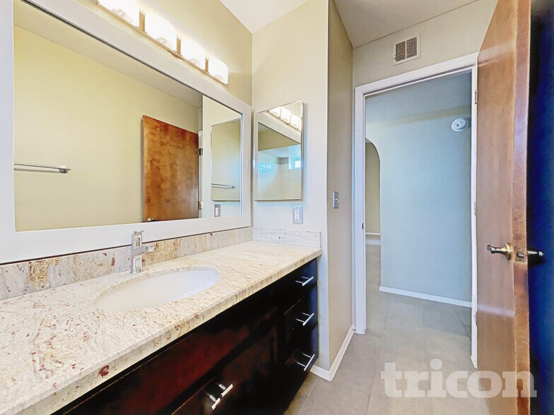 Building Photo - 4140 W Pershing Ave