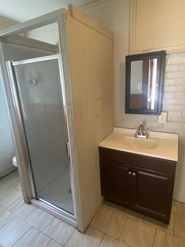 Building Photo - Renovated 3 Bedroom 3 Bath Home with Gameroom/4th Bedroom for Rent!