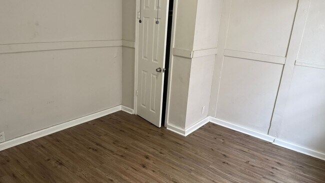 Building Photo - MOVE IN SPECIAL: $650 OFF 1ST MONTH'S RENT!**