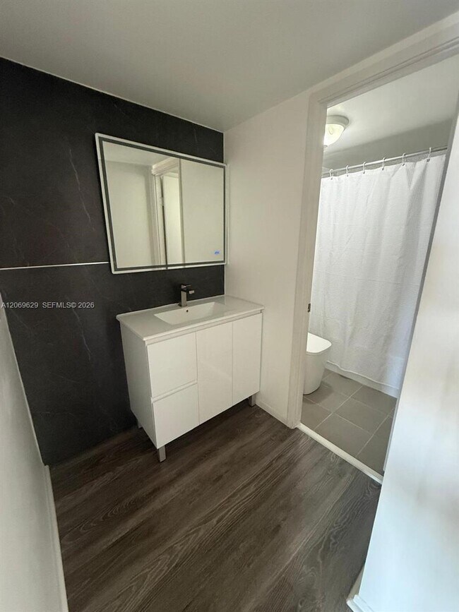 Building Photo - 1351 NE Miami Gardens Dr