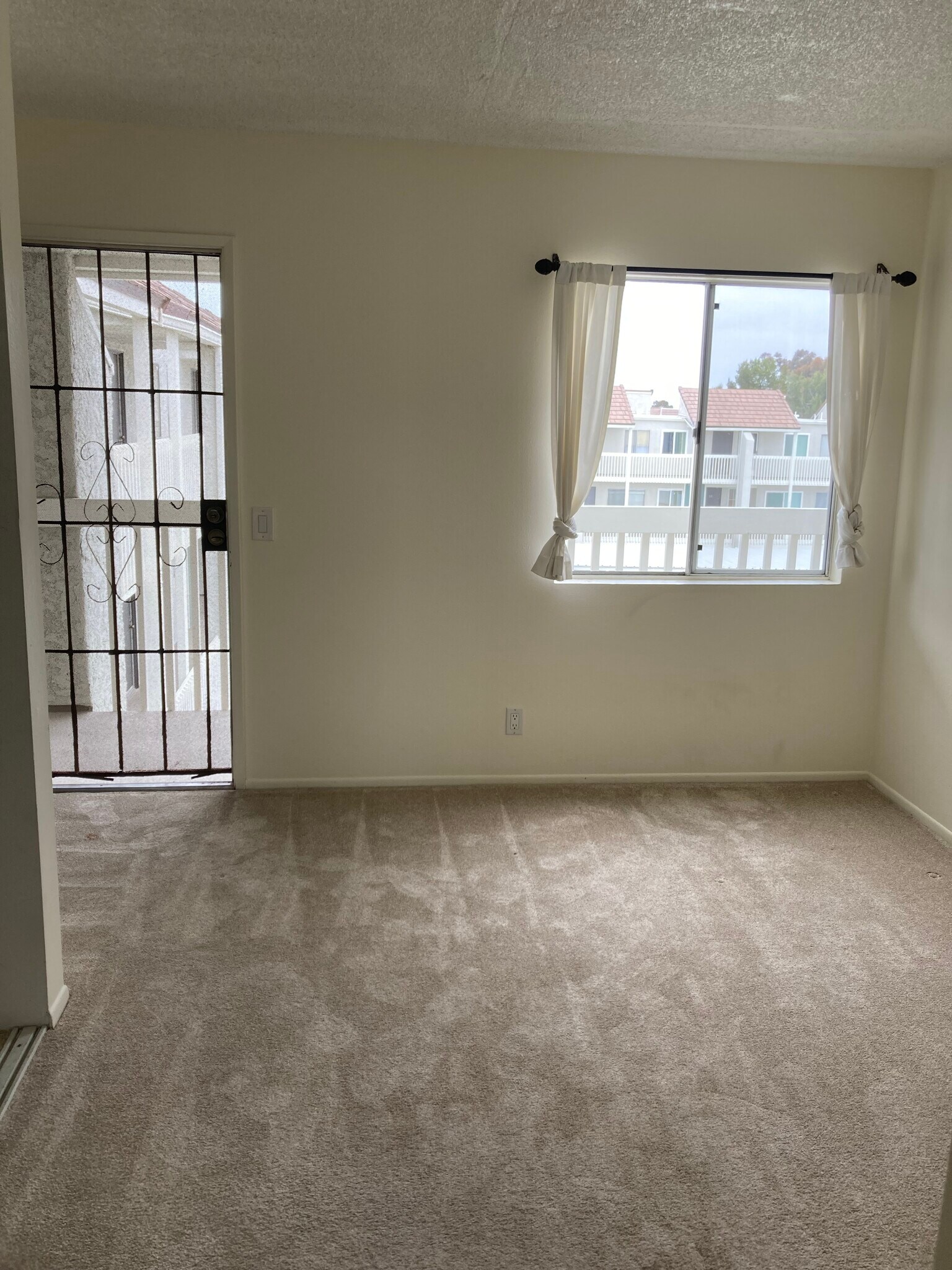 Building Photo - 259 S Ventura Rd