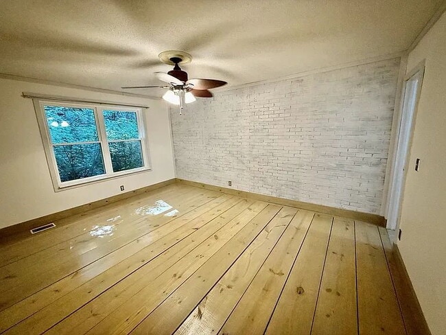 Building Photo - Beautifully Maintained Townhome in the Heart of Bellevue!