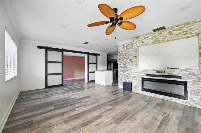 Building Photo - 405 N Buena Vista Ave
