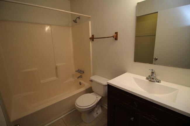 Building Photo - Spacious Northeast Pensacola Apartment Featuring 2 Bedrooms, 2 Bathrooms, Inside Laundry, and Pet...