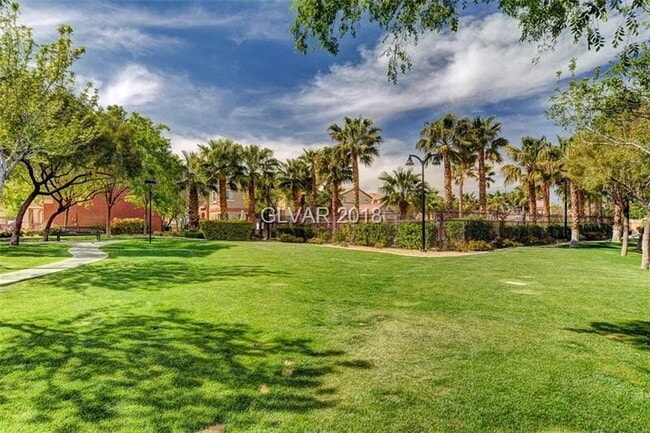Building Photo - GATED 3 BED 2.5 BATH 1 CAR GARAGE SINGLE FAMILY HOME WITH COMMUNITY POOL