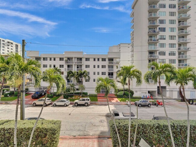Building Photo - 1658 Bay Dr E