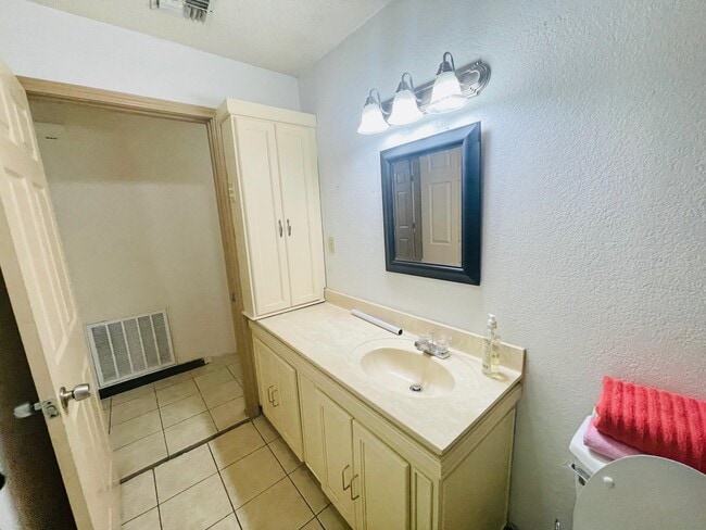 Building Photo - 1503 Chicago St