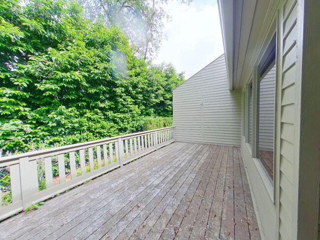 Building Photo - 2 Bedroom Condo In Fantastic Location!