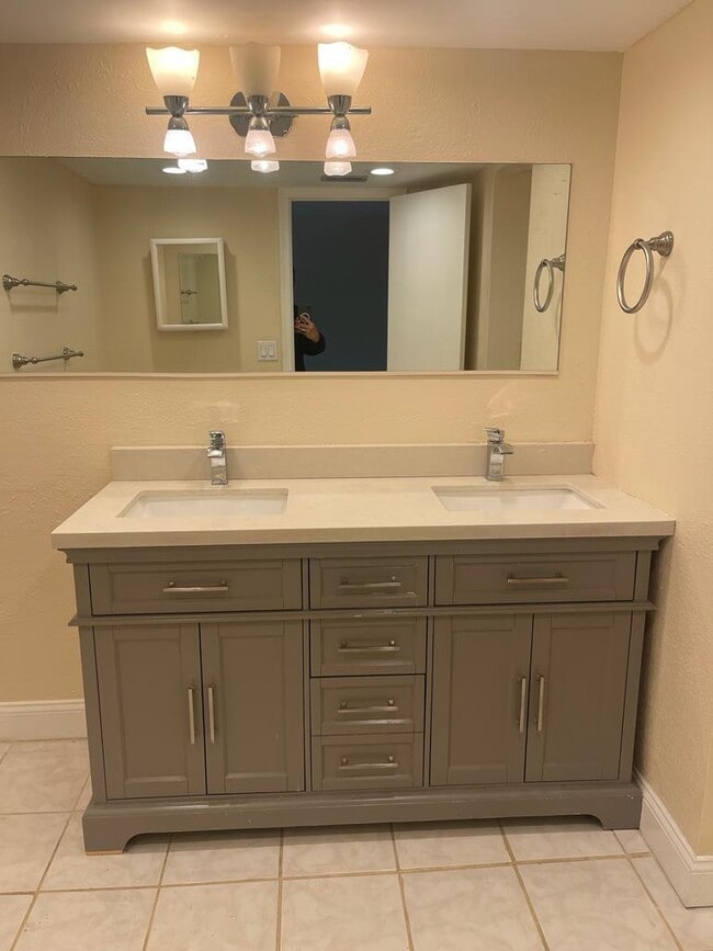 Building Photo - 6521 Racquet Club Dr