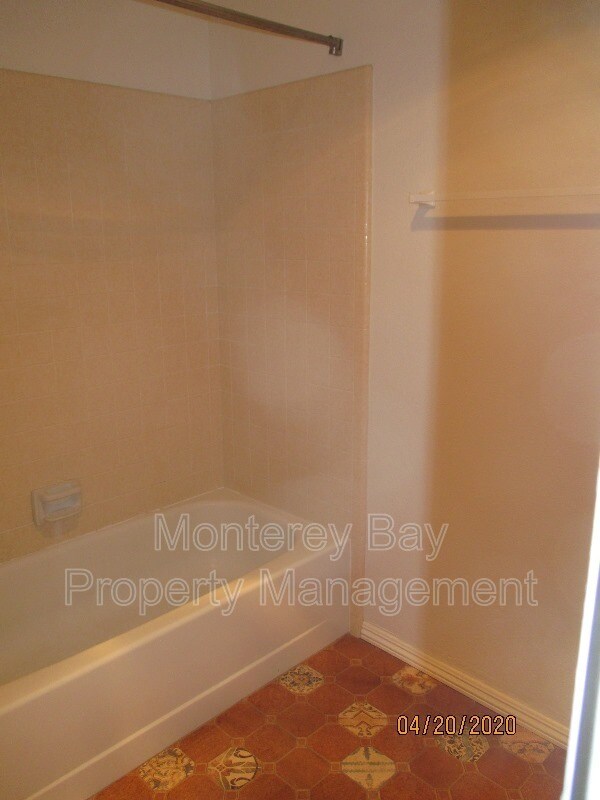 Building Photo - 61 Glen Lake Dr