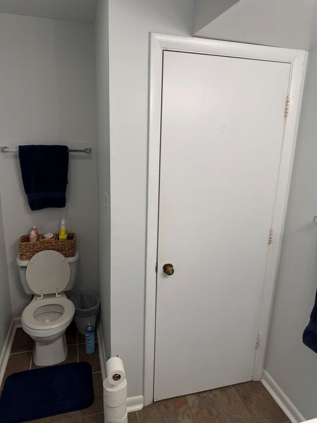 Building Photo - Renovated 3br in Chancellor Square, 2 blocks to Franklin St., walk to campus!