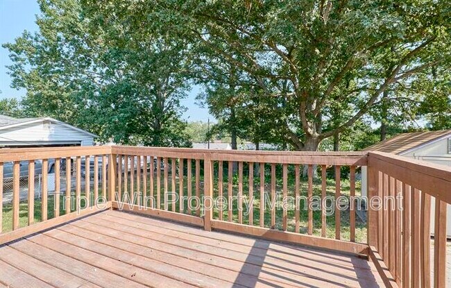 Building Photo - 9823 Meadowview Dr